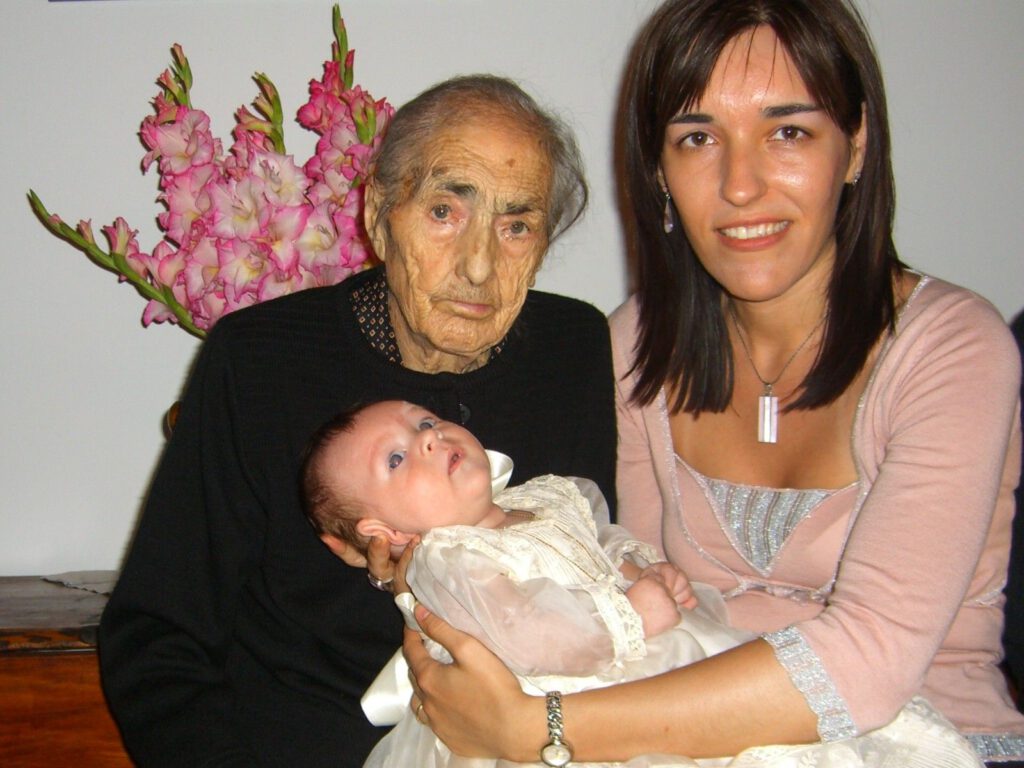 2005. Con Bisabuela Emilia y mamá. En Bautizo en casa de Santa María de la Peña.